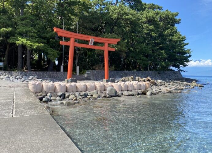 【御朱印】透き通る海に面した鳥居が絶景！駿河湾に浮かぶ諸口神社