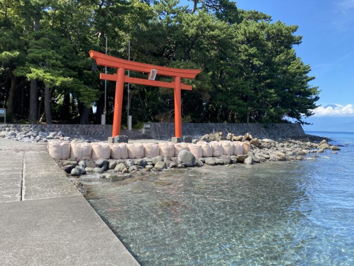 【御朱印】透き通る海に面した鳥居が絶景！駿河湾に浮かぶ諸口神社